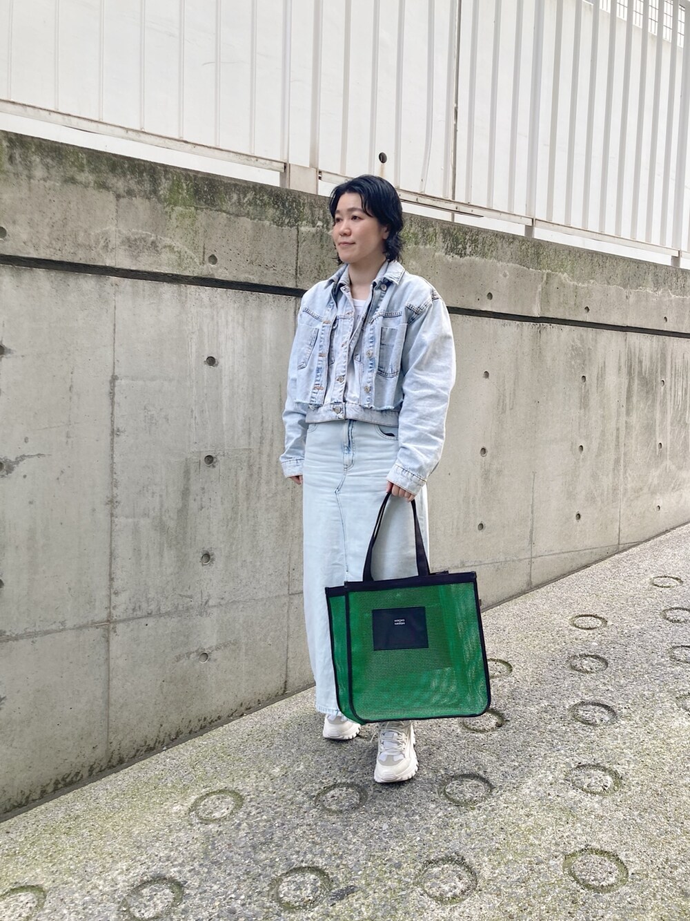「デニム、デニムオンデニム、メッシュ、ビビッドカラー、グリーン、ヒロコハヤシ、HIROKO HAYASHI、HIROKOHAYASHI」｜「HIROKO HAYASHIのGRIGLIA（グリリア）トートバッグ（トートバッグ、グリーン系）」を使った、mc_hhさん（レディース・156cm）の春コーディネートの3枚目の写真