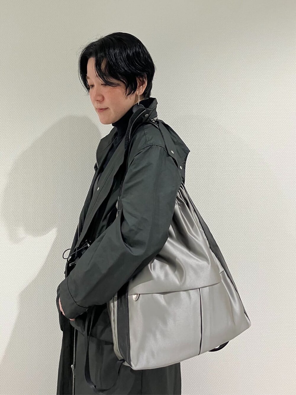 グレー系のバックパック/リュックを着用したレディースの秋コーディネートの2枚目の写真