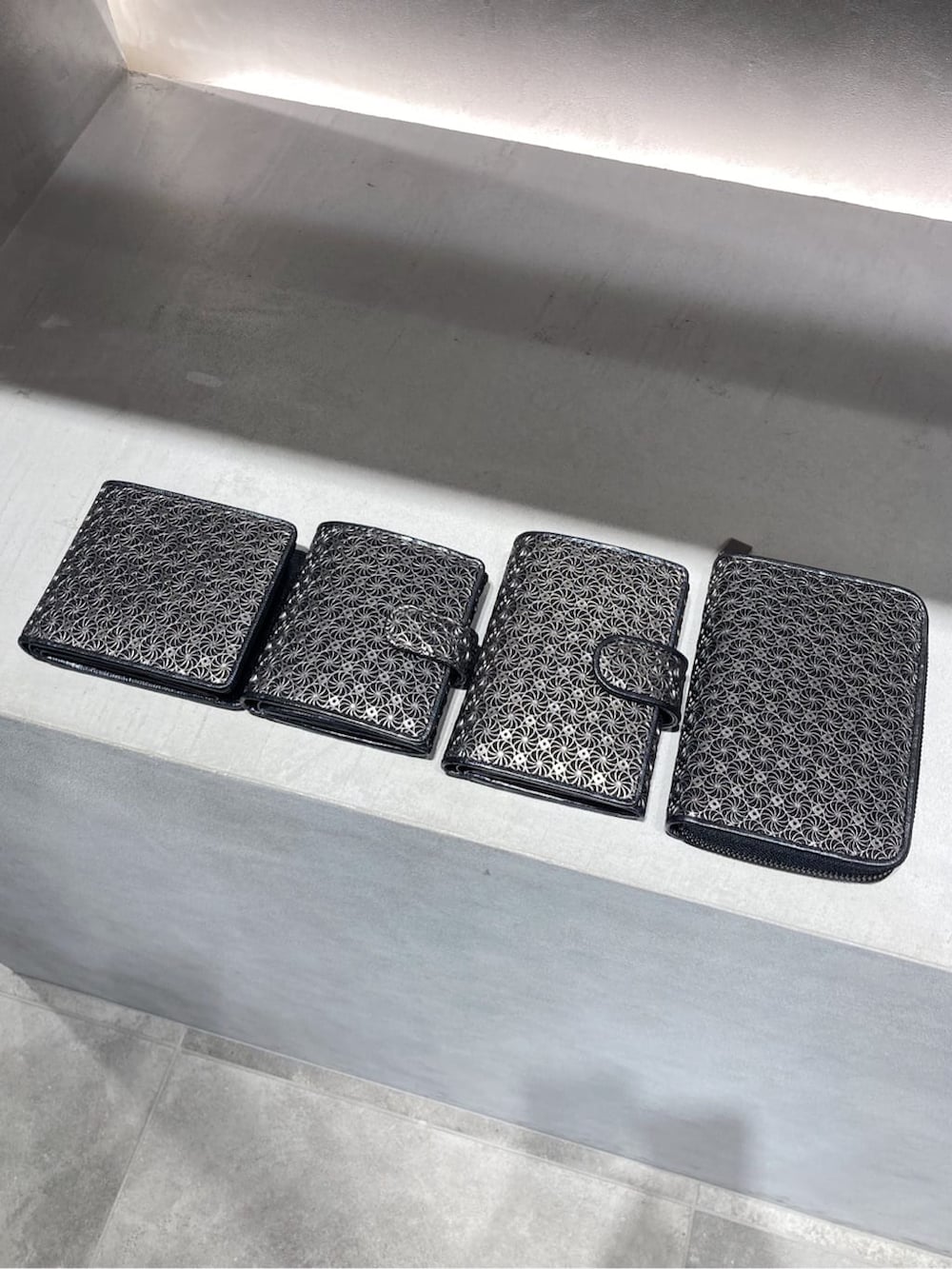 ブラック系の財布、ゴールド系の財布、ピンク系の財布を着用したレディースの夏コーディネートの10枚目の写真