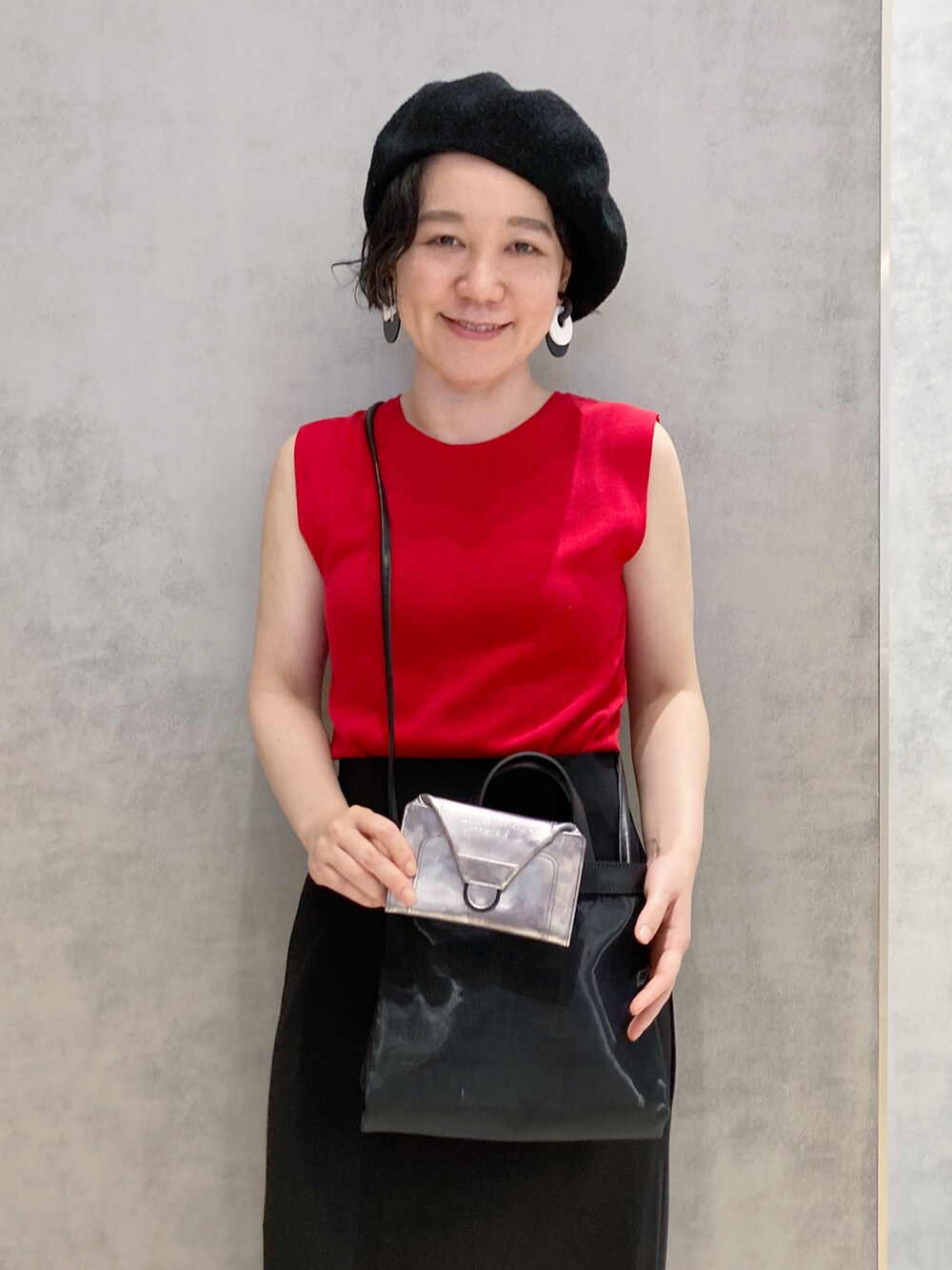 ブラック系のショルダーバッグ、シルバー系の財布を着用したレディースの夏コーディネートの4枚目の写真