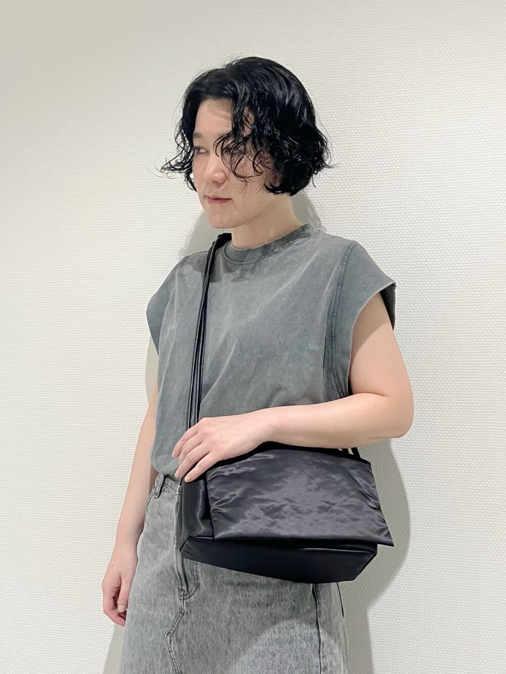 ブラック系のショルダーバッグ、グレー系のショルダーバッグを着用したレディースの夏コーディネートの4枚目の写真