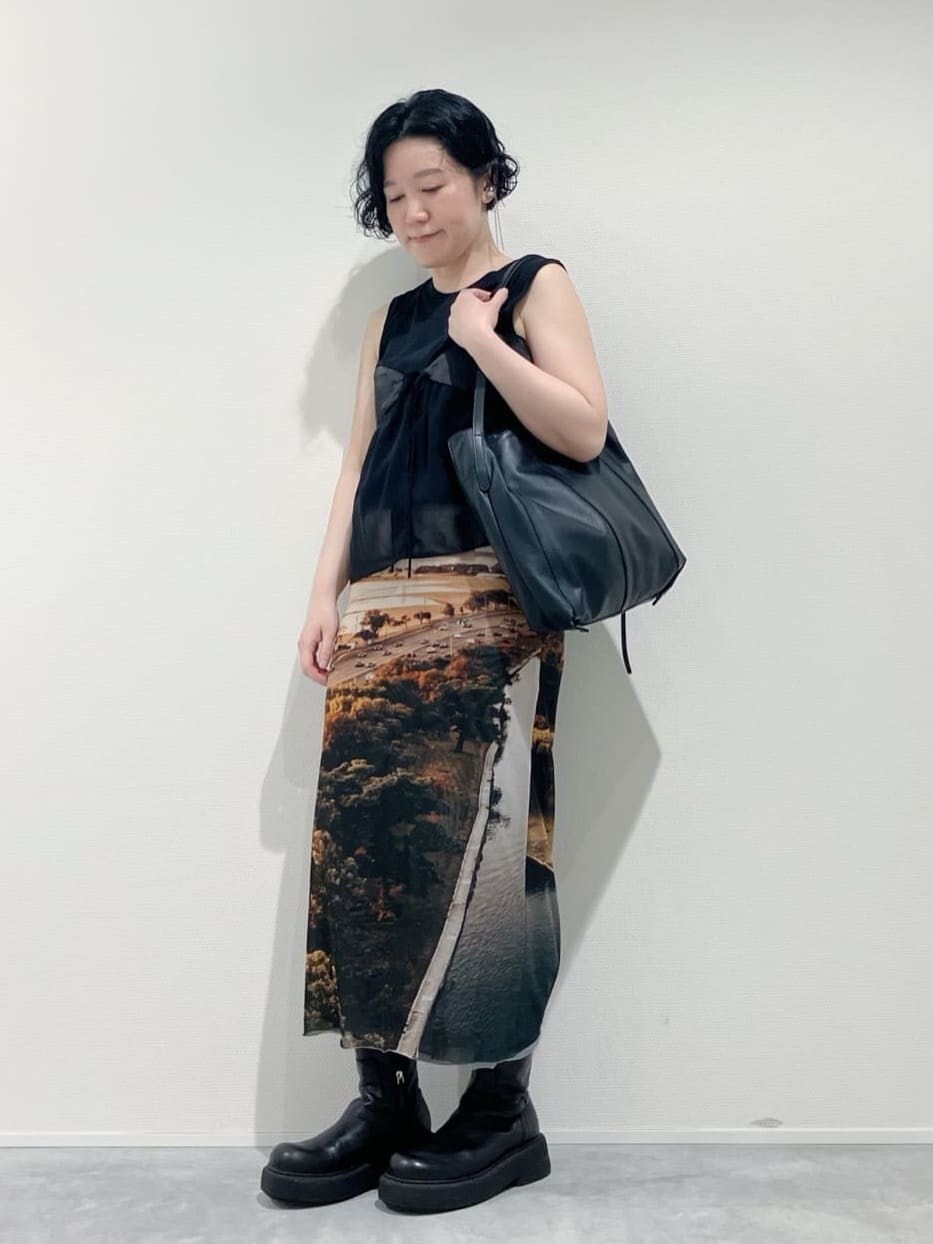 ブラック系のショルダーバッグ、シルバー系のリングを着用したレディースの夏コーディネートの2枚目の写真