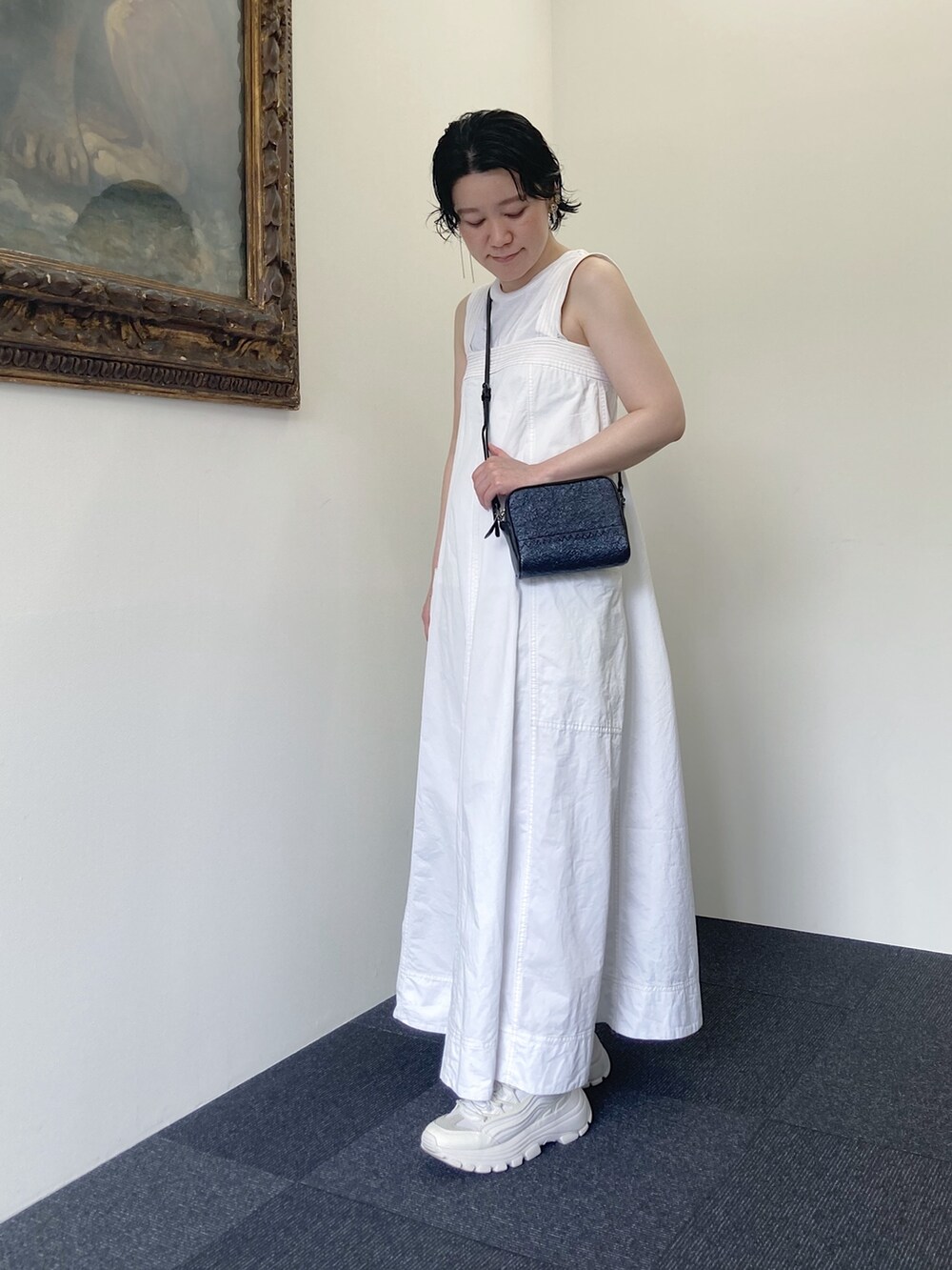「ショルダーバッグ、HIROKO HAYASHI、ヒロコハヤシ、HIROKOHAYASHI、レザーバッグ、ワンピース、ホワイト、カジュアル」｜「HIROKO HAYASHIの【WEB・梅田限定】CUCINETTA（クチネッタ）ショルダーバッグ（ショルダーバッグ、ブルー系）」を使った、mc_hhさん（レディース・156cm）の夏コーディネートの2枚目の写真