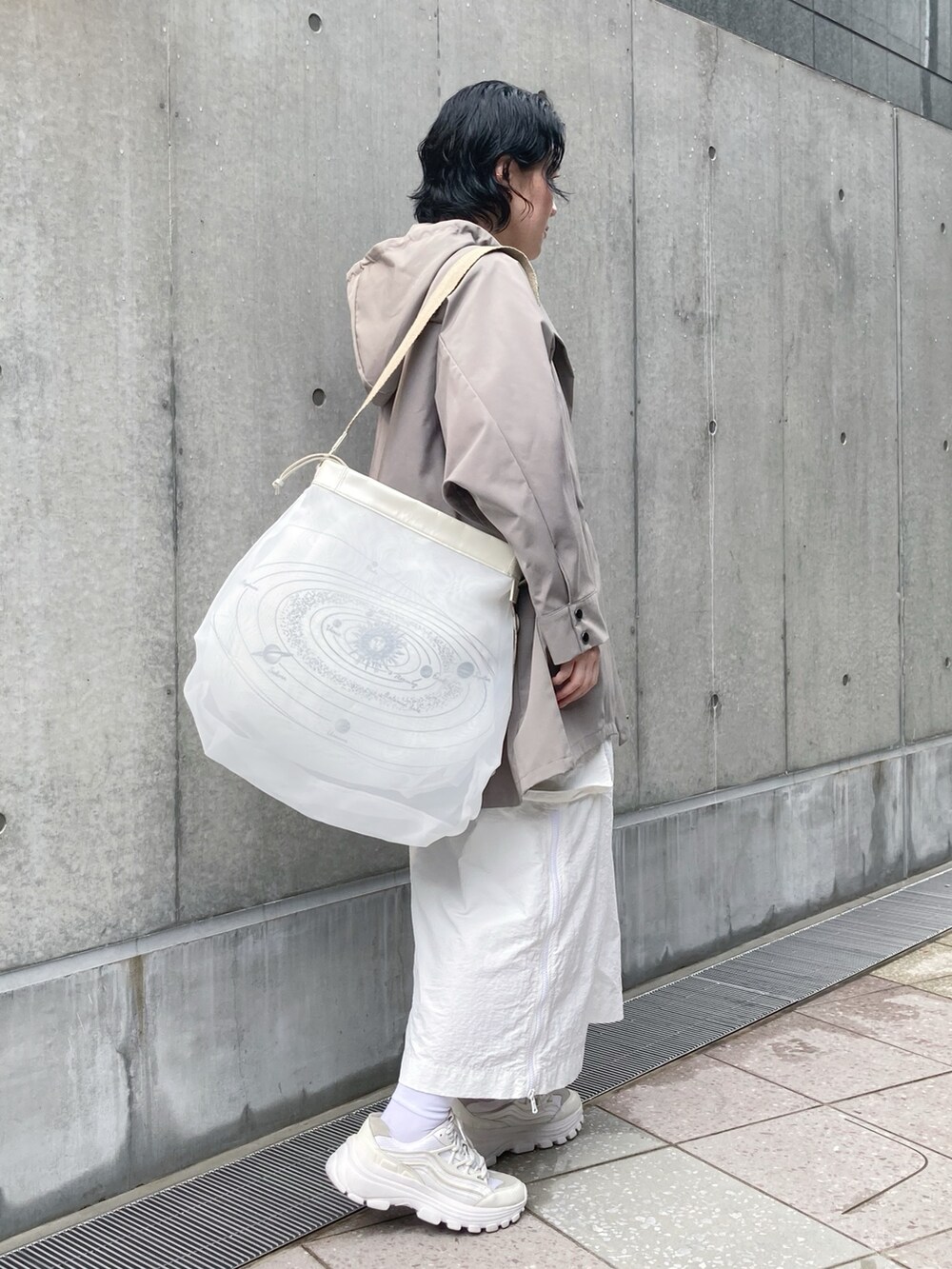 「ホワイト、ビスチェ、ヒロコハヤシ、HIROKO HAYASHI、シアー」｜「HIROKO HAYASHIのFABRE（ファーブル）ショルダーバッグL（ショルダーバッグ、ホワイト系）」を使った、mc_hhさん（レディース・156cm）の春コーディネートの4枚目の写真