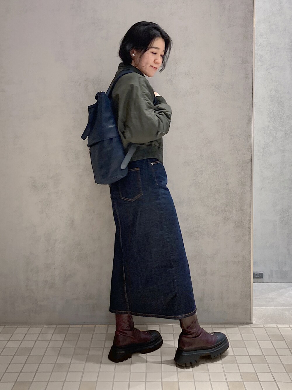 ブルー系のバックパック/リュックを着用したレディースの春コーディネートの2枚目の写真