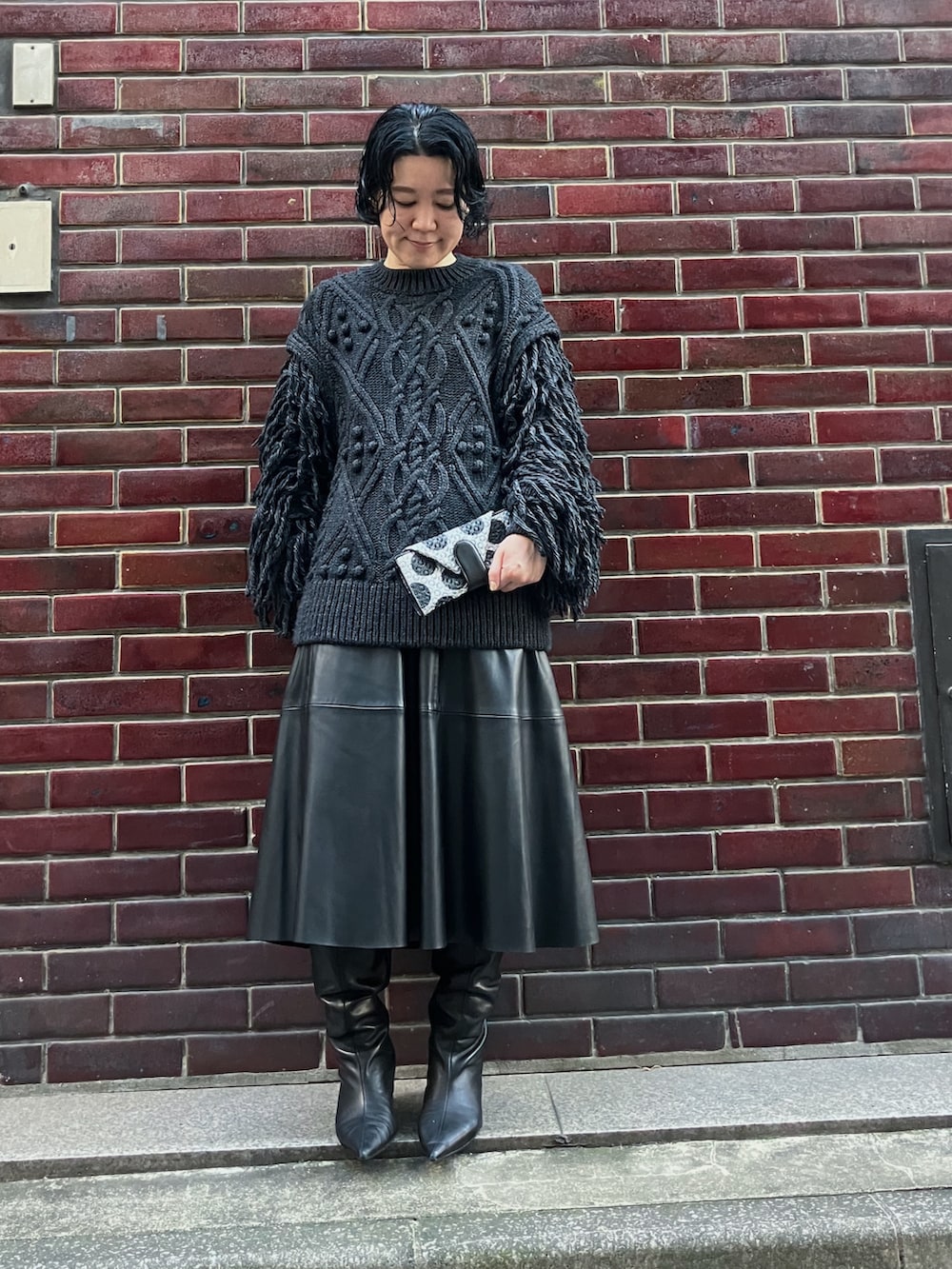 シルバー系の財布を着用したレディースの秋コーディネートの4枚目の写真