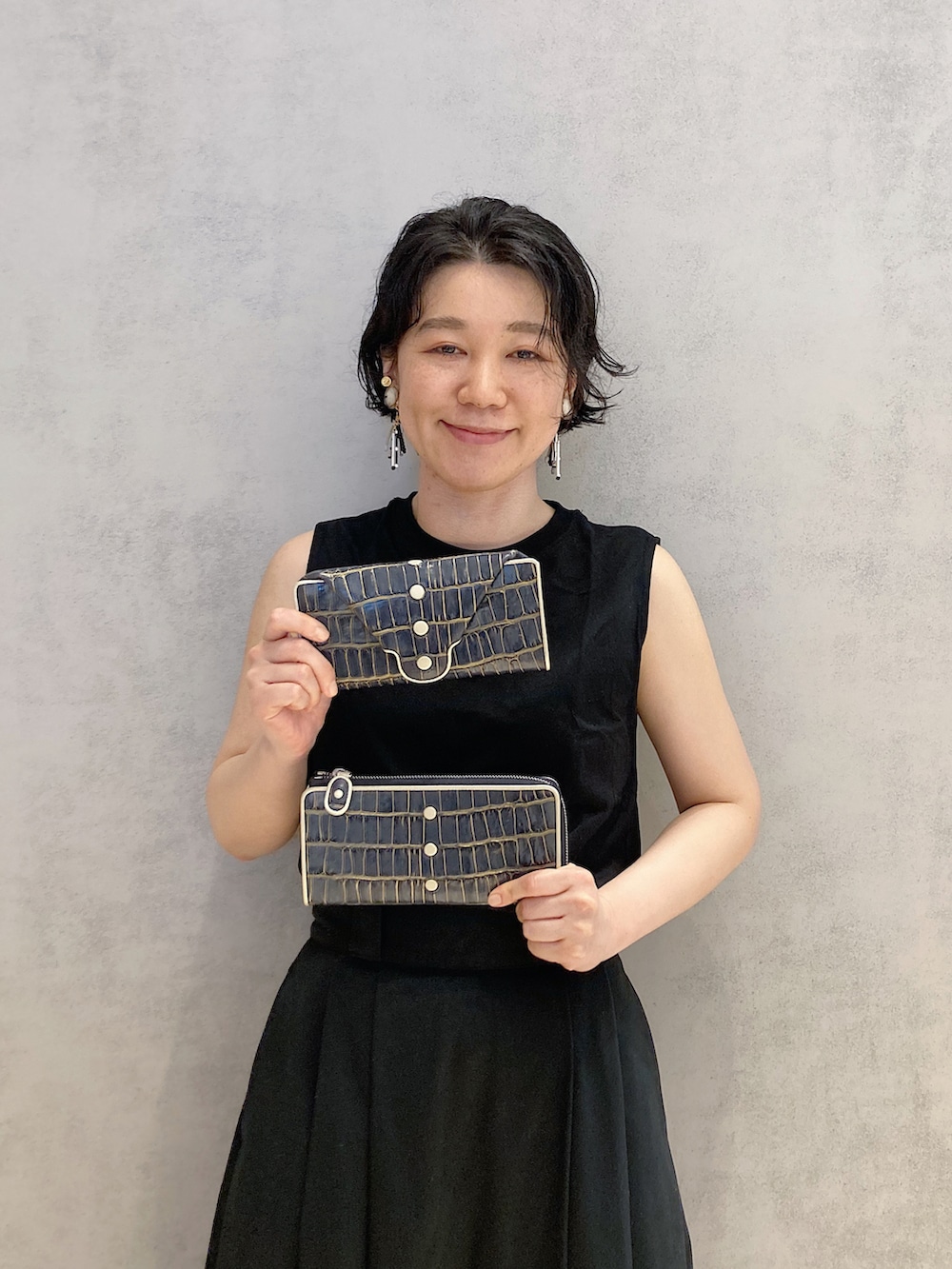 「財布、大人かわいい、カジュアル、ブラック、ワンピース、レザーグッズ」｜「HIROKO HAYASHIのANGELO(アンジェロ)長財布ミニ（財布、グリーン系）」を使った、mc_hhさん（レディース・156cm）の秋コーディネートの3枚目の写真