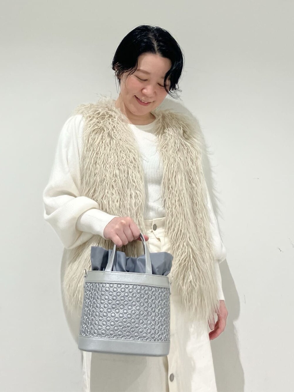 ブラック系のショルダーバッグ、シルバー系のショルダーバッグを着用したレディースの秋コーディネートの7枚目の写真