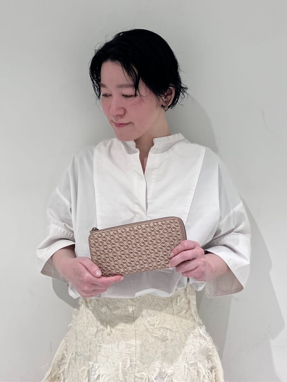 ピンク系の財布、ピンク系の財布、ピンク系の財布を着用したレディースの春コーディネートの3枚目の写真