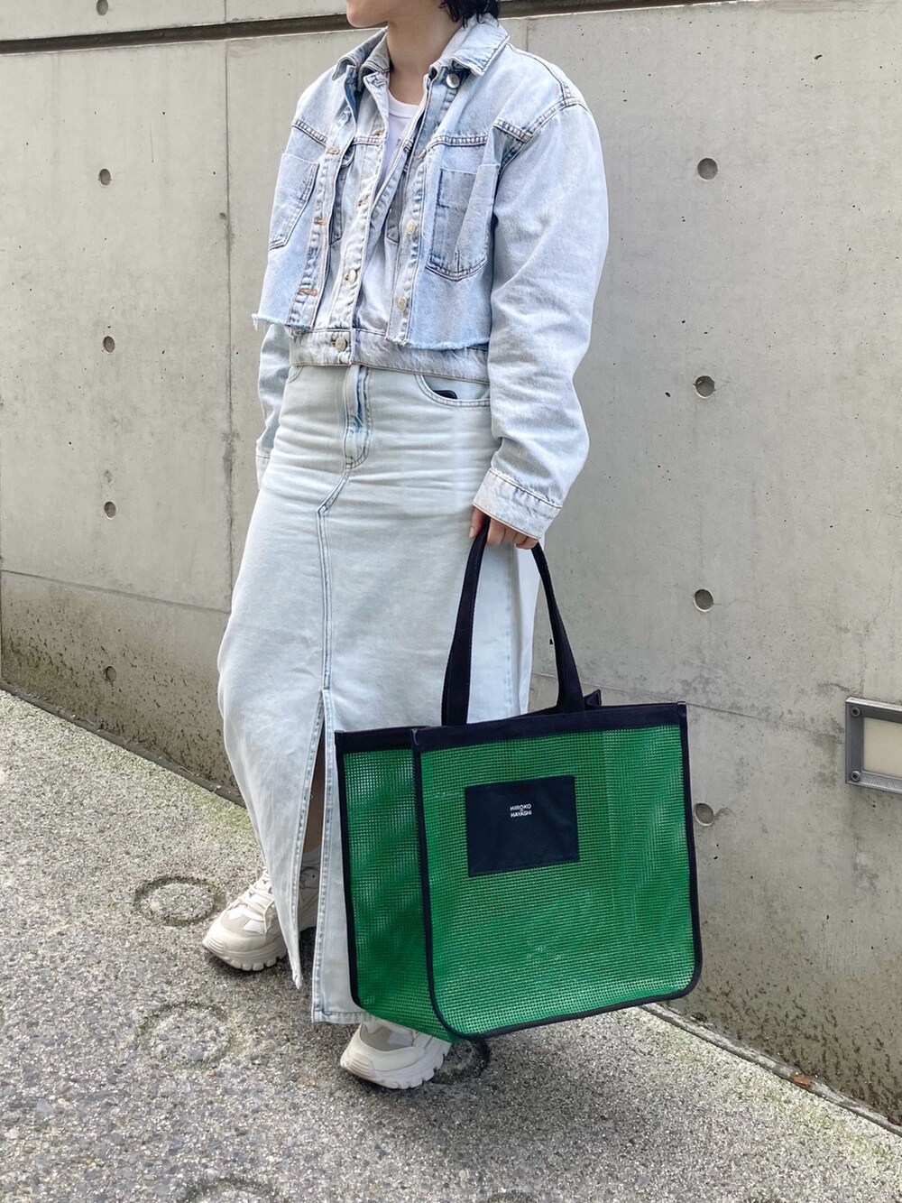 「HIROKO HAYASHI、HIROKOHAYASHI、ヒロコハヤシ、デニム、カジュアル、ロングスカート、グリーン、かごバッグ」｜「HIROKO HAYASHIのGRIGLIA（グリリア）トートバッグ（トートバッグ、グリーン系）」を使った、mc_hhさん（レディース・156cm）の夏コーディネートの3枚目の写真