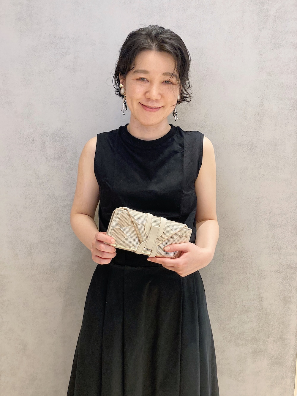 「財布、革小物、レザー、ワンピース、ブラック、大人かわいい、カジュアル」｜「HIROKO HAYASHIのCHIMERA(キメーラ)長財布ミニ（財布、ゴールド系）」を使った、mc_hhさん（レディース・156cm）の秋コーディネートの4枚目の写真