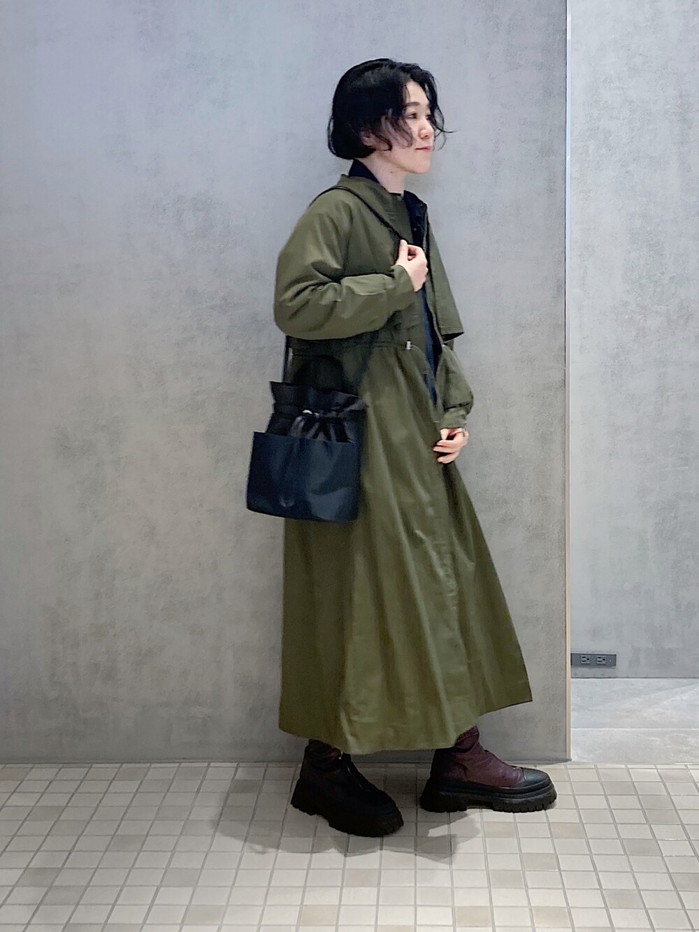 ブルー系のショルダーバッグを着用したレディースの春コーディネートの2枚目の写真