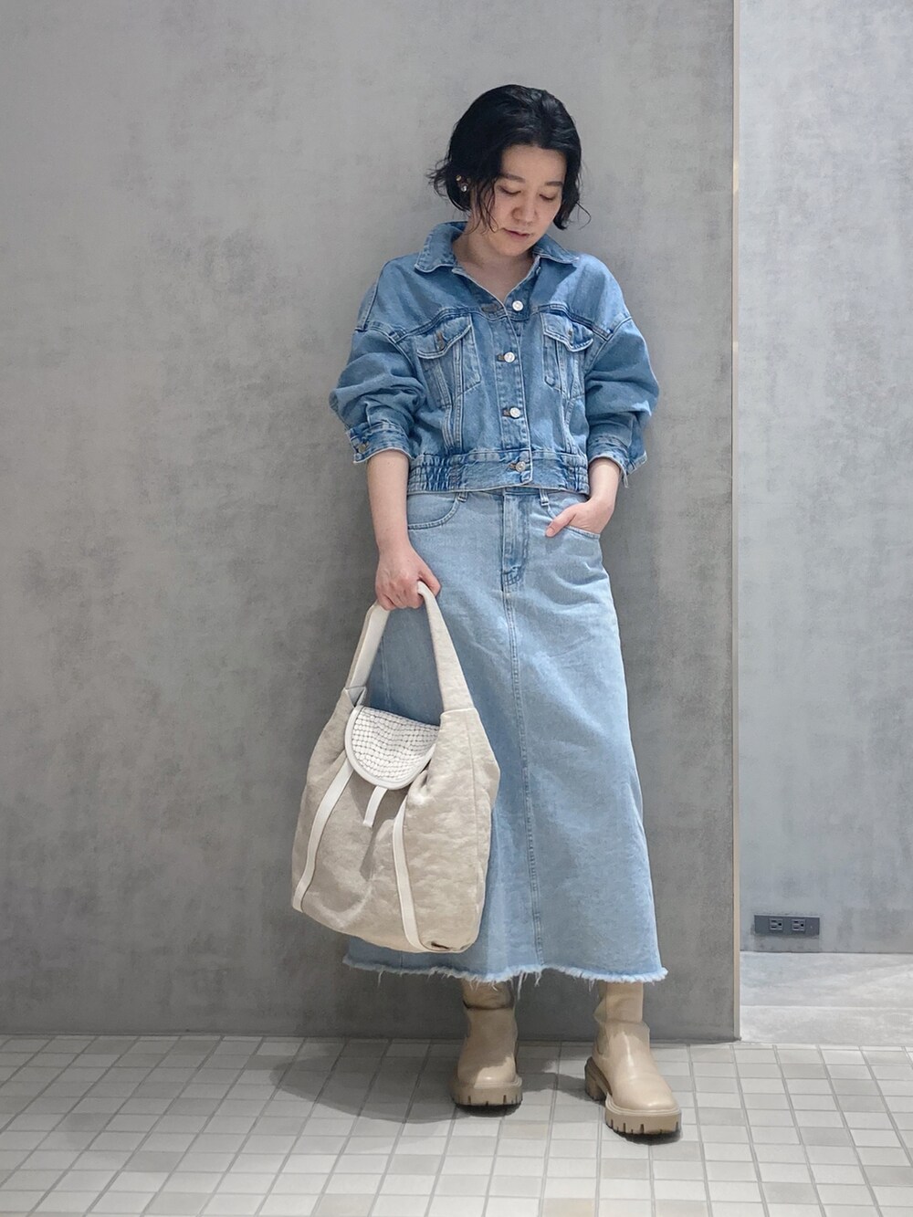 ホワイト系のショルダーバッグを着用したレディースの春コーディネートの4枚目の写真