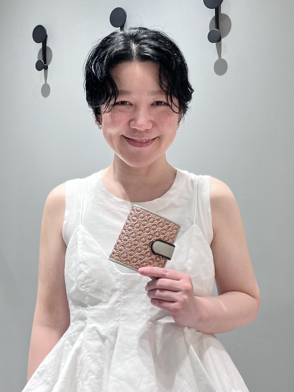 グリーン系の財布、グリーン系の財布、グリーン系の財布を着用したレディースの夏コーディネートの5枚目の写真
