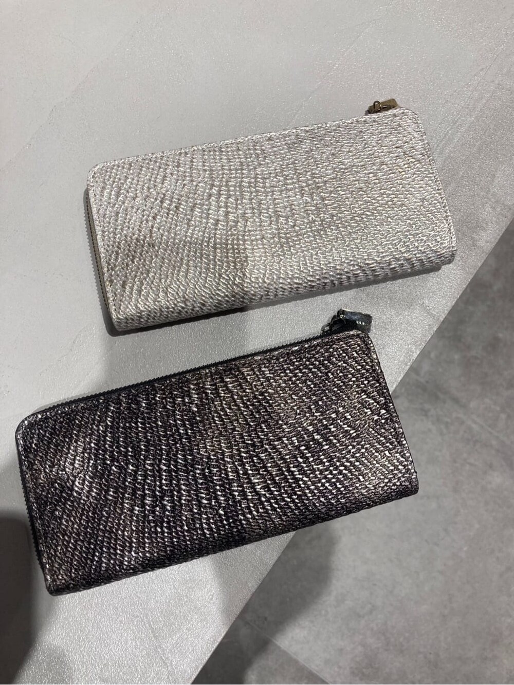 シルバー系の名刺入れ、グレー系の名刺入れ、シルバー系のキーケース/キーアクセサリーを着用したレディースの夏コーディネートの6枚目の写真
