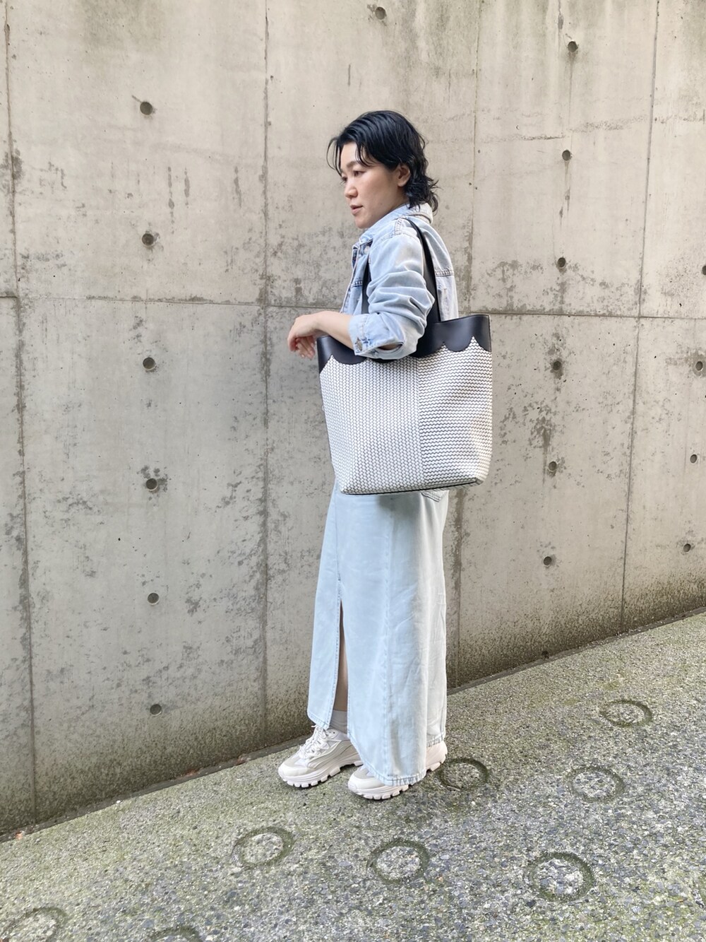 「トートバッグ、ヒロコハヤシ、HIROKO HAYASHI、HIROKOHAYASHI、デニム、カジュアル、レザーバッグ」｜「HIROKO HAYASHIの【数量限定】OTTICA ROVESCIO（オッティカ ロベーショ） トートバッグ（トートバッグ、ブラック系）」を使った、mc_hhさん（レディース・156cm）の夏コーディネートの4枚目の写真