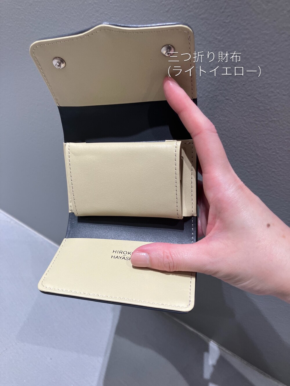イエロー系の財布、ブルー系の財布、イエロー系の財布を着用したレディースの夏コーディネートの8枚目の写真