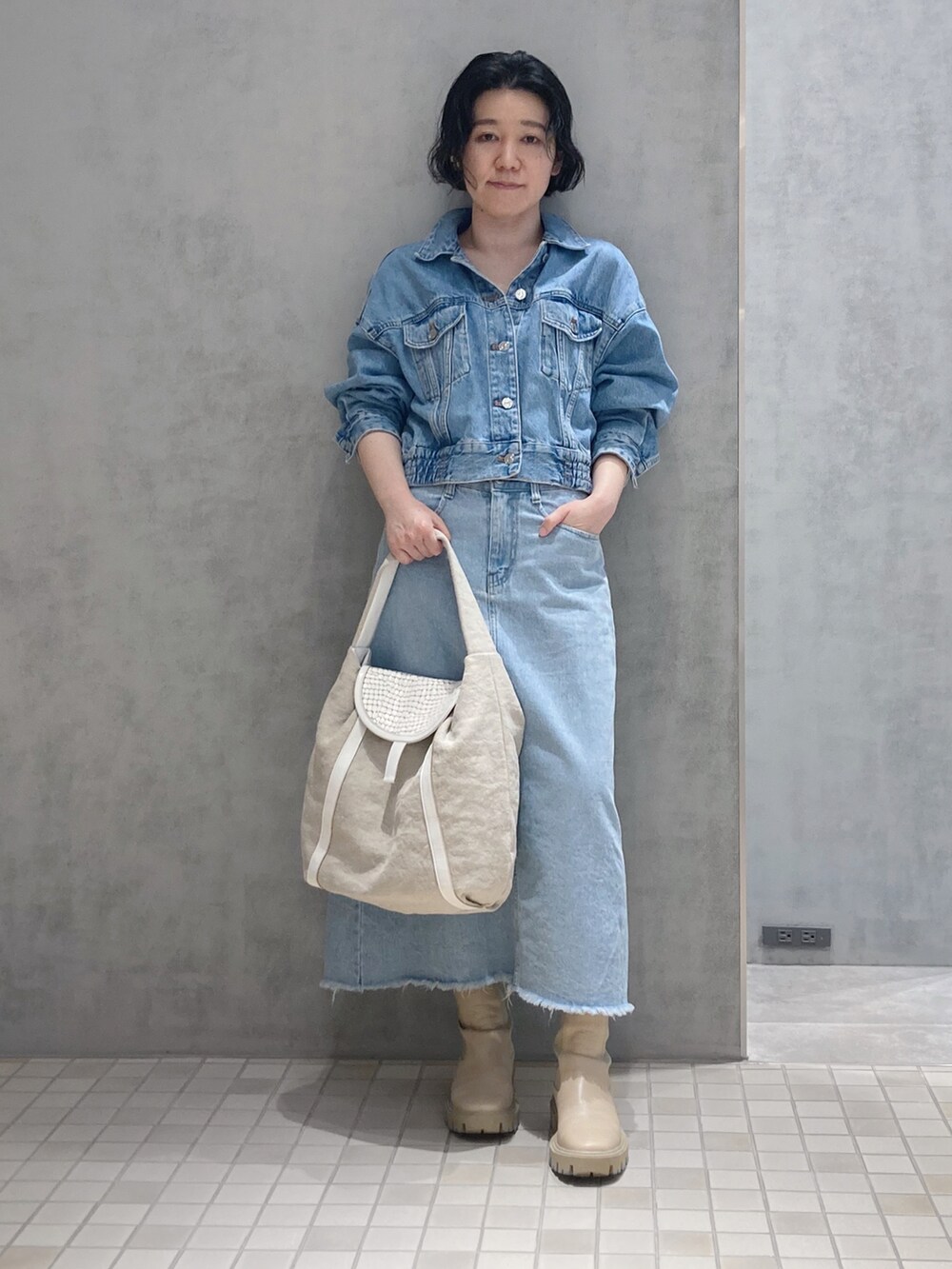 ホワイト系のショルダーバッグを着用したレディースの春コーディネートの5枚目の写真