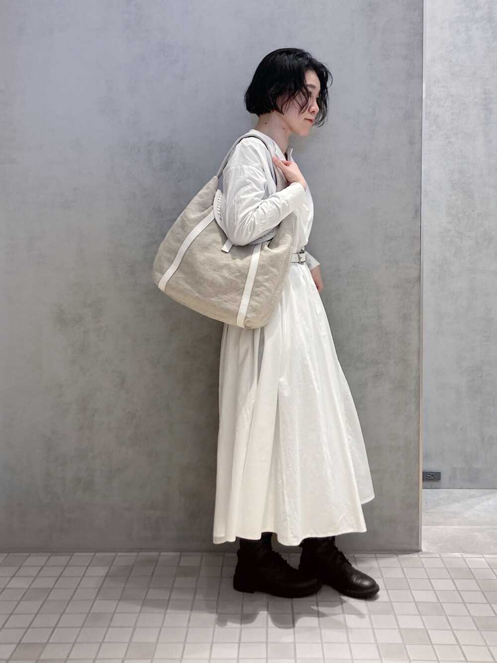 ホワイト系のショルダーバッグを着用したレディースの春コーディネートの2枚目の写真