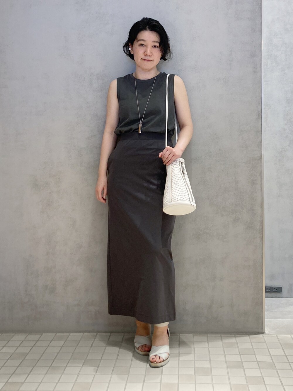 「ヒロコハヤシ、HIROKOHAYASHI、HIROKO HAYASHI、タイトスカート、グレー、サンダル、シンプルコーデ、カジュアル、オトナカジュアル」｜「HIROKO HAYASHIのMOSAICO(モザイコ)ショルダーバッグ（ショルダーバッグ、ホワイト系）」を使った、mc_hhさん（レディース・156cm）の春コーディネートの3枚目の写真
