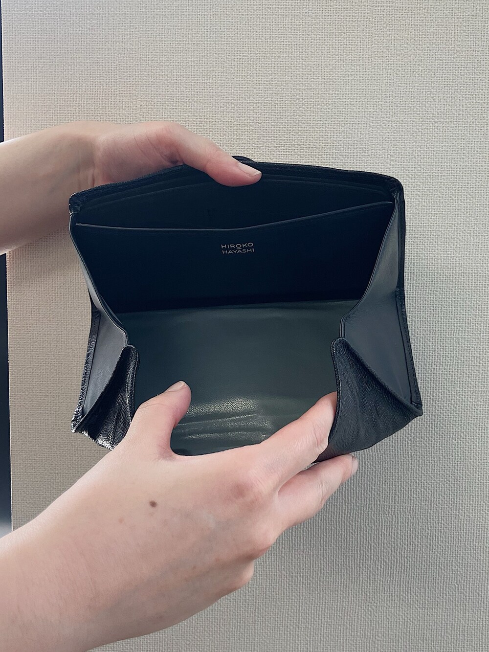 「革小物、財布、ネイビー、ヒロコハヤシ、HIROKO HAYASHI、HIROKOHAYASHI」｜「HIROKO HAYASHIのVELENO（ヴェレーノ）マルチ財布（財布、ブルー系）」を使った、mc_hhさん（レディース・156cm）の夏コーディネートの3枚目の写真