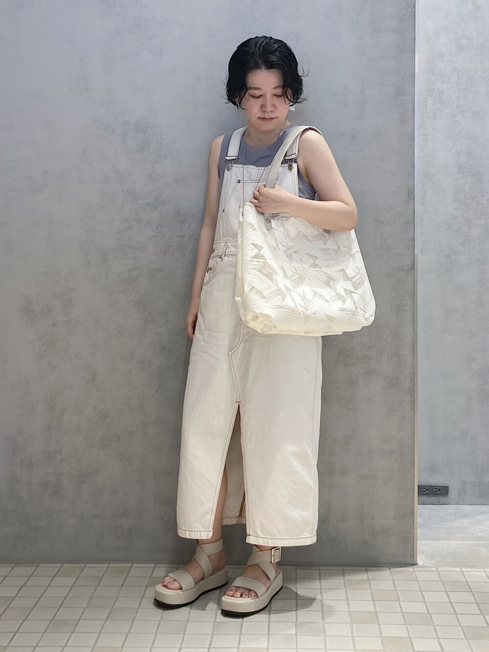 「ヒロコハヤシ、HIROKOHAYASHI、HIROKO HAYASHI、シンプル、カジュアル、オトナ女子、夏、オトナカジュアル、ホワイトコーデ、サンダル、サロペット、ノースリーブ、トートバッグ」｜「HIROKO HAYASHIのGIACOMO(ジャコモ)トートバッグ（トートバッグ、ホワイト系）」を使った、mc_hhさん（レディース・156cm）の夏コーディネートの2枚目の写真