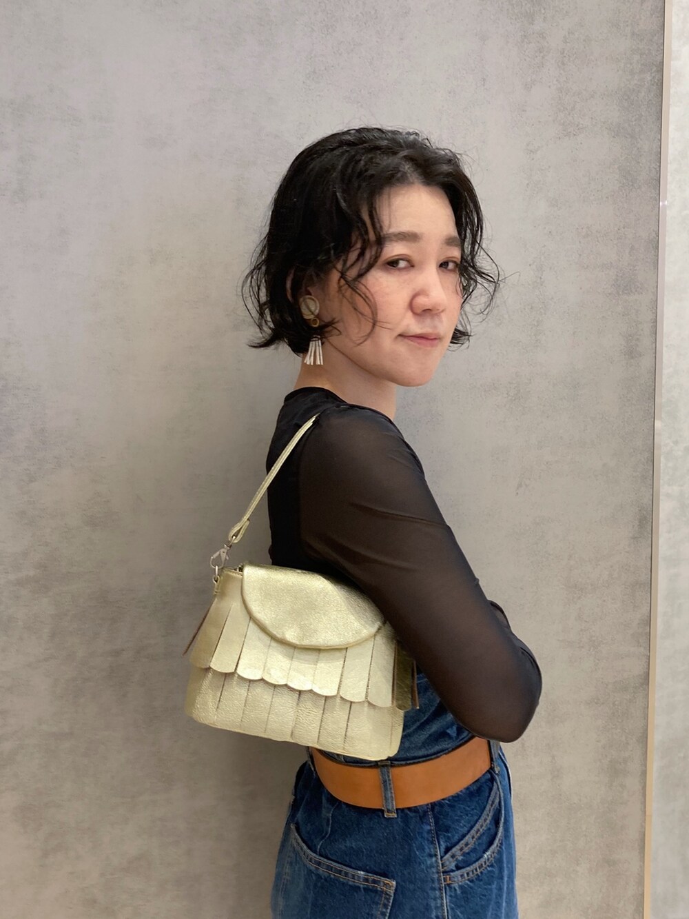 「デニム、デニムオンデニム、ビスチェ、ゴールド、ヒロコハヤシ、HIROKO HAYASHI、HIROKOHAYASHI、ミニバッグ」｜「HIROKO HAYASHIの◆FRANGIA（フランジャ）ミニショルダーバッグ（ショルダーバッグ、ゴールド系）」を使った、mc_hhさん（レディース・156cm）の春コーディネートの3枚目の写真
