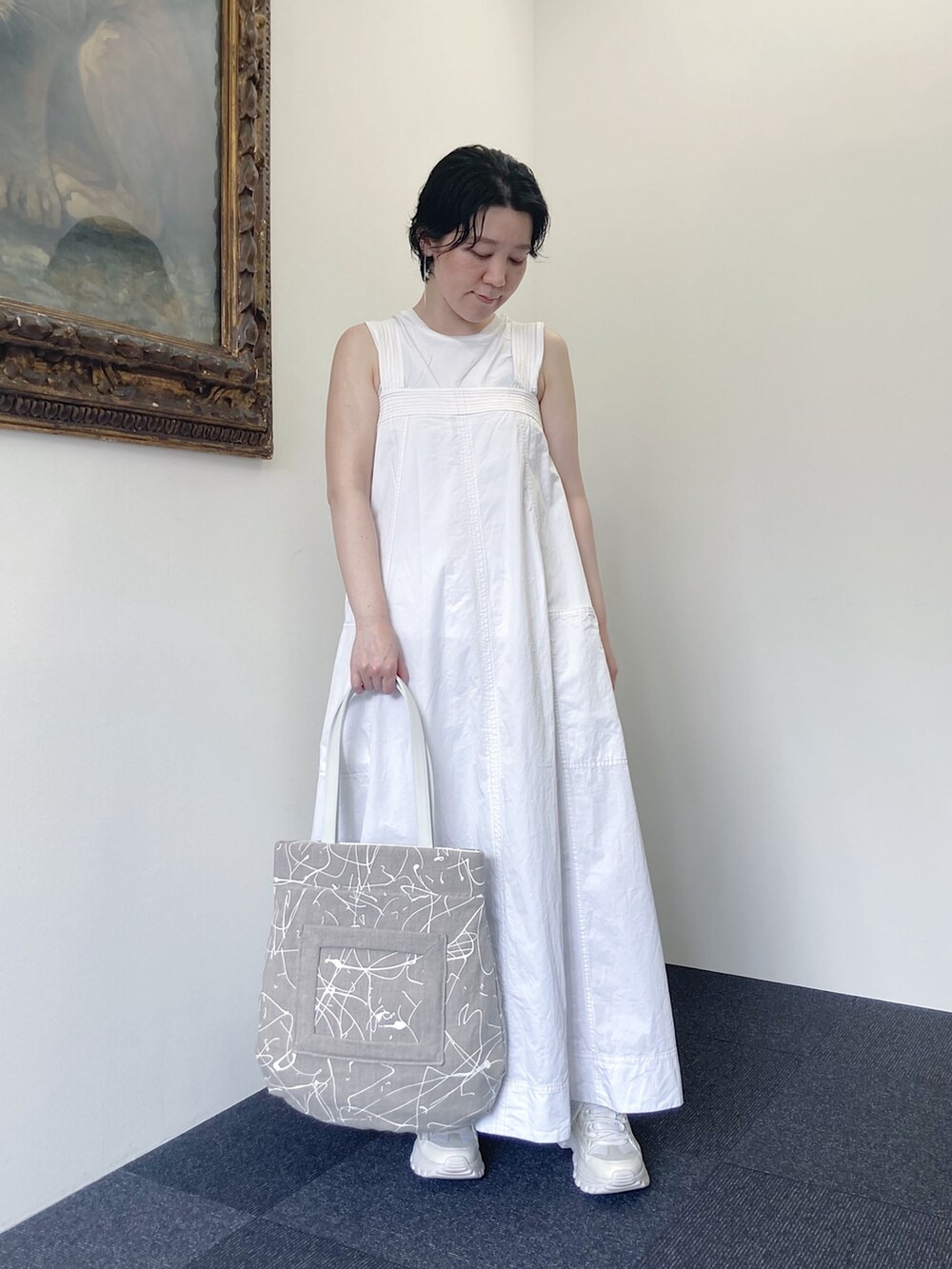 「トートバッグ、ヒロコハヤシ、HIROKO HAYASHI、HIROKOHAYASHI、ホワイト、ワンピース、カジュアル」｜「HIROKO HAYASHIのVERNICE（ベルニーチェ）トートバッグ（トートバッグ、ベージュ系）」を使った、mc_hhさん（レディース・156cm）の夏コーディネートの3枚目の写真
