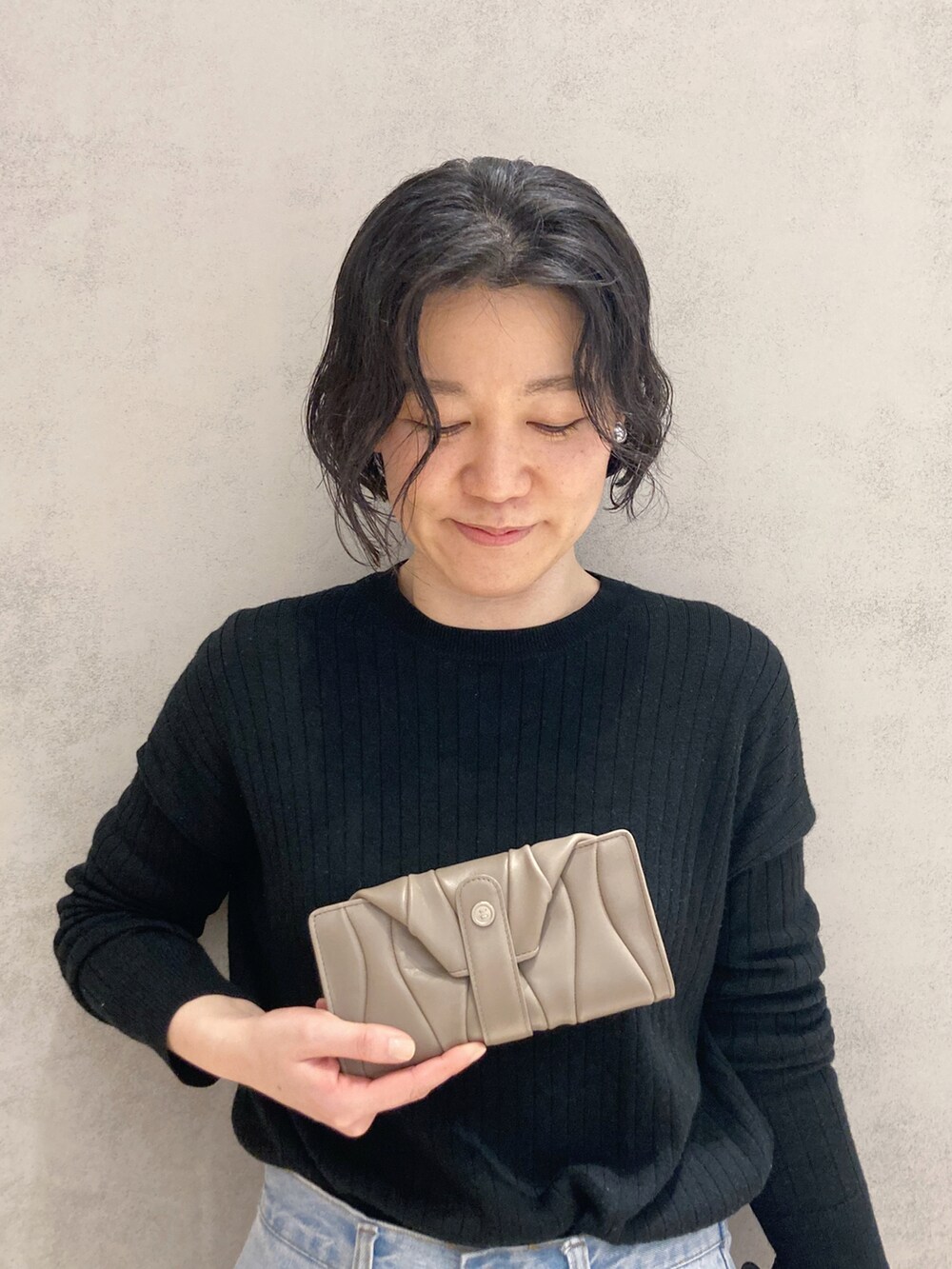 ブラック系の財布、ベージュ系の財布、ベージュ系の財布を着用したレディースの春コーディネートの2枚目の写真