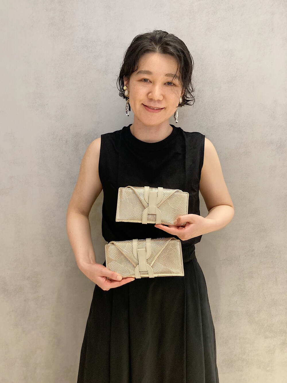 「財布、革小物、レザー、ワンピース、ブラック、大人かわいい、カジュアル」｜「HIROKO HAYASHIのCHIMERA(キメーラ)長財布ミニ（財布、ゴールド系）」を使った、mc_hhさん（レディース・156cm）の秋コーディネートの2枚目の写真