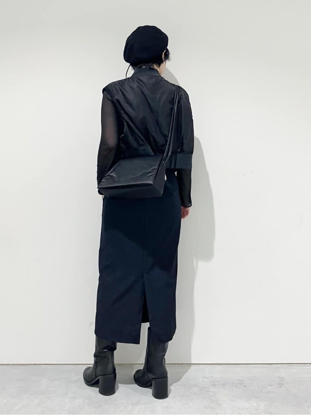 ブラック系のショルダーバッグ、グレー系のショルダーバッグを着用したレディースの秋コーディネートの2枚目の写真