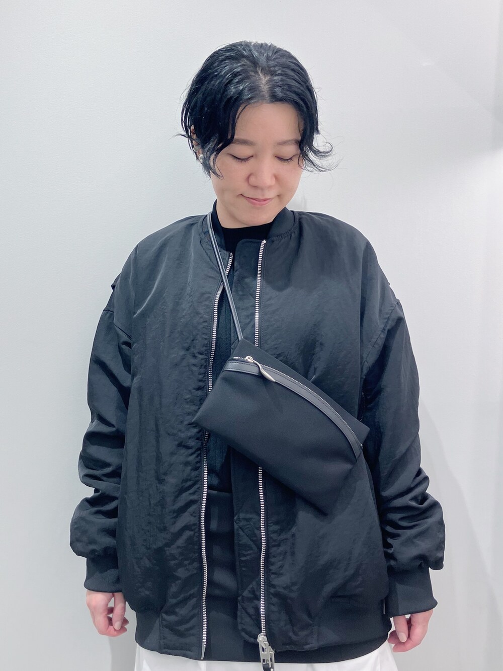「ヒロコハヤシ、HIROKO HAYASHI、ショルダーバッグ、サコッシュ、カジュアル、ブラック、ホワイト」｜「HIROKO HAYASHIのPOLARIS（ポラリス）ショルダーバッグ（ショルダーバッグ、ブラック系）」を使った、mc_hhさん（レディース・156cm）の秋コーディネートの3枚目の写真