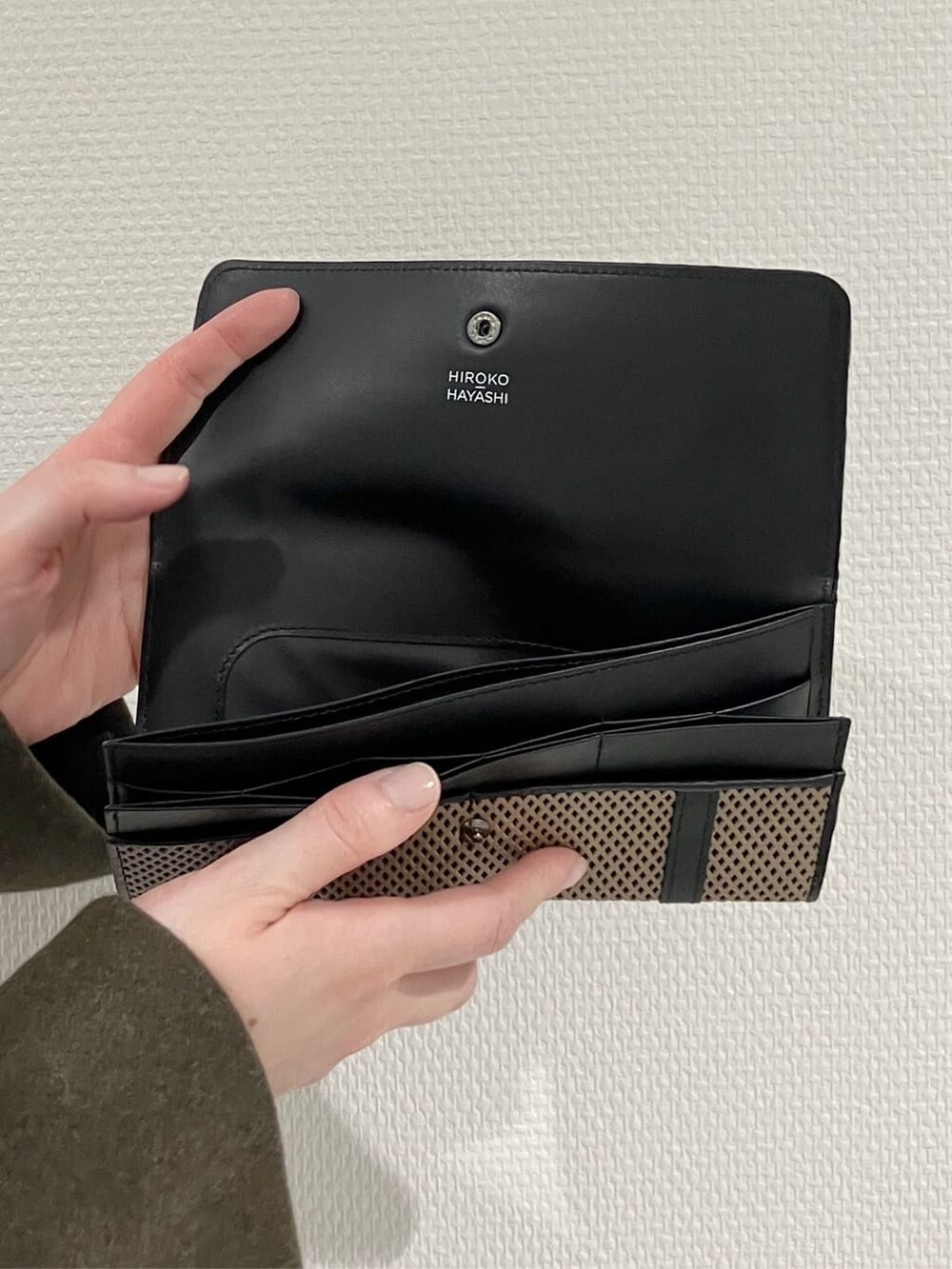 ブラック系の財布、ベージュ系の財布、ブラック系の財布を着用したレディースの冬コーディネートの5枚目の写真