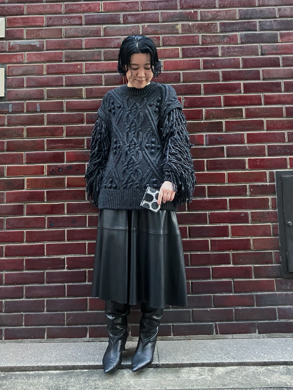 シルバー系の財布、シルバー系の財布を着用したレディースの秋コーディネートの3枚目の写真