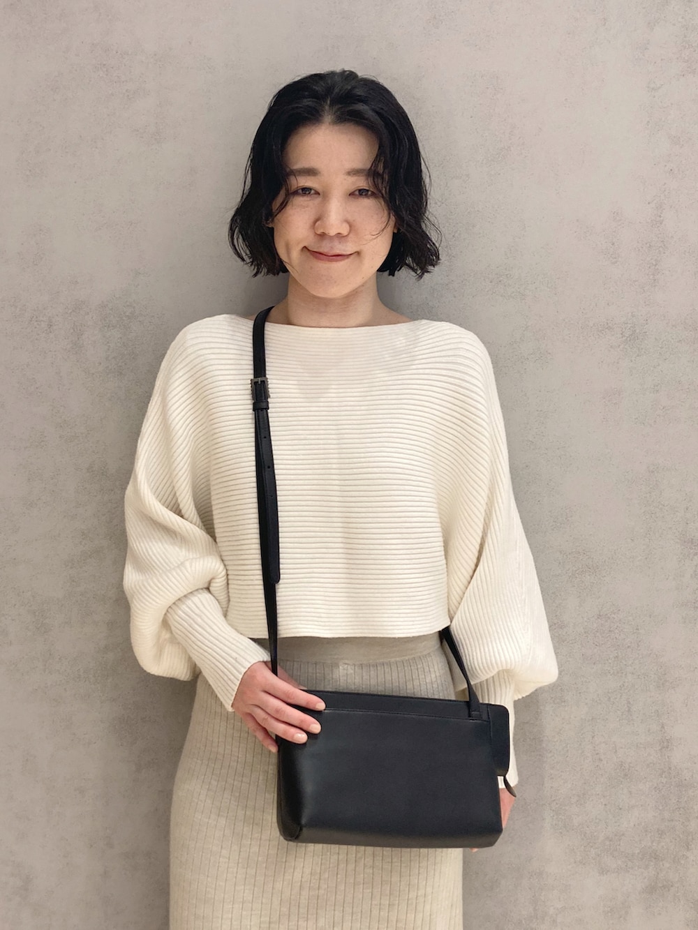 「オトナカジュアル、キレイめ、淡色コーデ、ヒロコハヤシ、HIROKOHAYASHI、HIROKO HAYASHI、グラデーション、レザーショルダーバッグ、ボリューム袖」｜「HIROKO HAYASHIのEOLIA-2（エオリア）ショルダーバッグ（ショルダーバッグ、ブラック系）」を使った、mc_hhさん（レディース・156cm）の春コーディネートの3枚目の写真