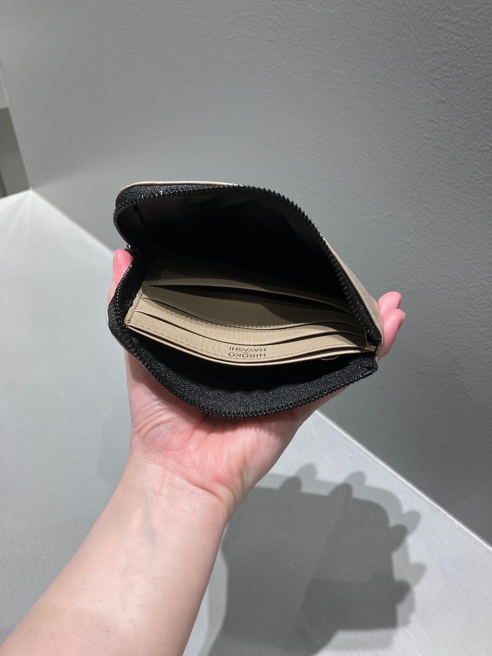 ベージュ系の財布、ベージュ系の財布、ベージュ系の財布を着用したレディースの夏コーディネートの4枚目の写真