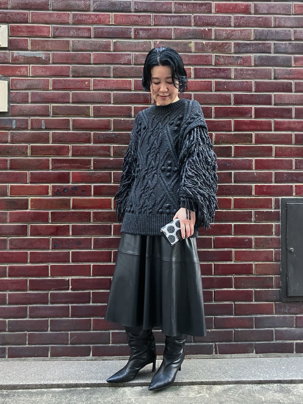 シルバー系の財布、シルバー系の財布を着用したレディースの秋コーディネートの4枚目の写真