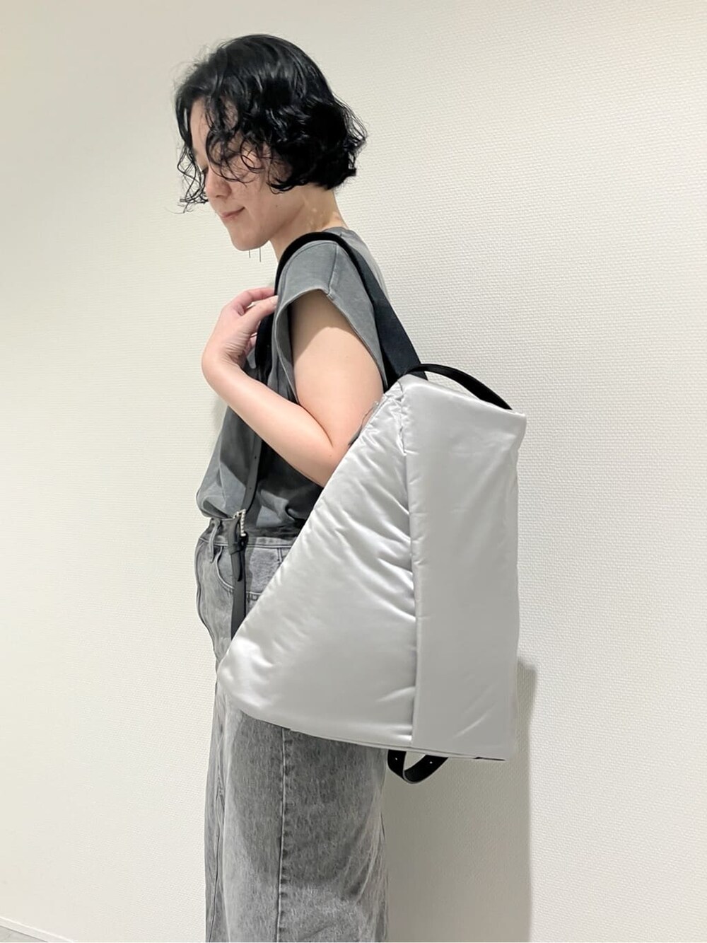 グレー系のバックパック/リュック、ブラック系のバックパック/リュックを着用したレディースの夏コーディネートの2枚目の写真