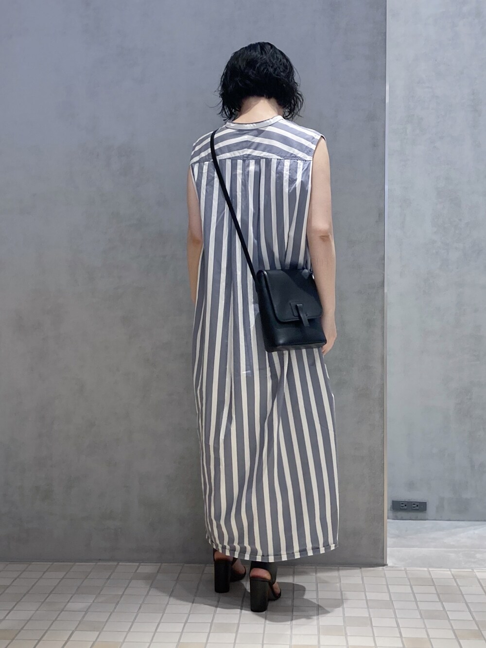 ブラック系のショルダーバッグを着用したレディースの春コーディネートの5枚目の写真