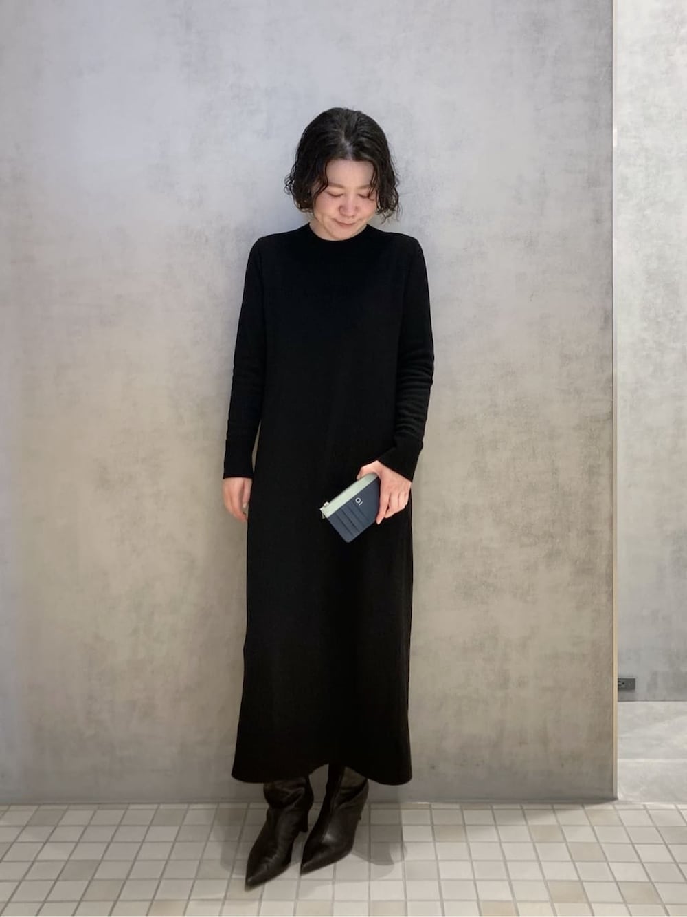 オレンジ系の財布、ブラック系の財布、ブルー系の財布を着用したレディースの冬コーディネートの4枚目の写真
