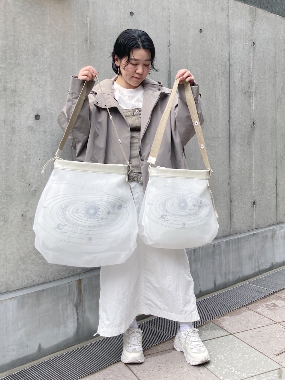 「ホワイト、ビスチェ、ヒロコハヤシ、HIROKO HAYASHI、シアー」｜「HIROKO HAYASHIのFABRE（ファーブル）ショルダーバッグL（ショルダーバッグ、ホワイト系）」を使った、mc_hhさん（レディース・156cm）の春コーディネートの5枚目の写真