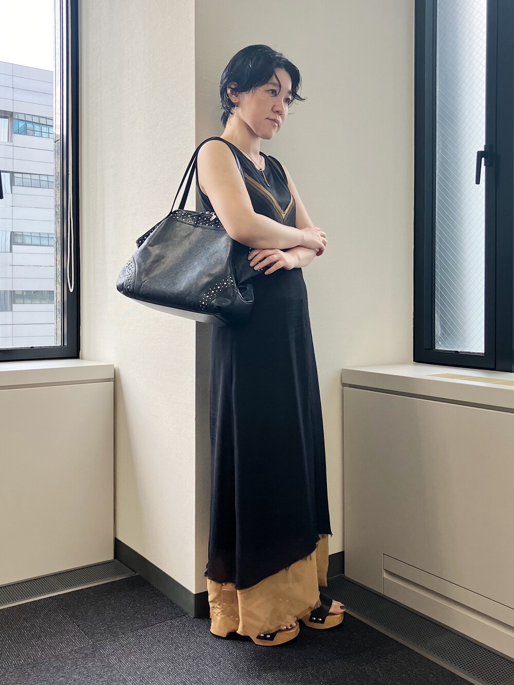 「レザーバッグ、ヒロコハヤシ、HIROKO HAYASHI、HIROKOHAYASHI、ボストンバッグ、通勤バッグ」｜「HIROKO HAYASHIのVELENO（ヴェレーノ）ボストンバッグ（ボストンバッグ、ブルー系）」を使った、mc_hhさん（レディース・156cm）の夏コーディネートの3枚目の写真