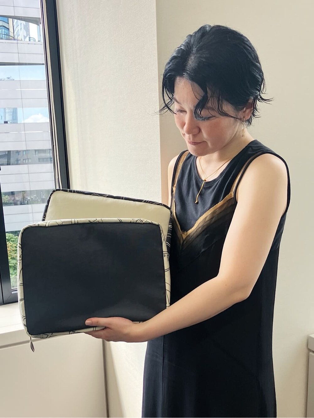 ブラック系のポーチ、ベージュ系のポーチ、ブラック系のポーチを着用したレディースの秋コーディネートの2枚目の写真