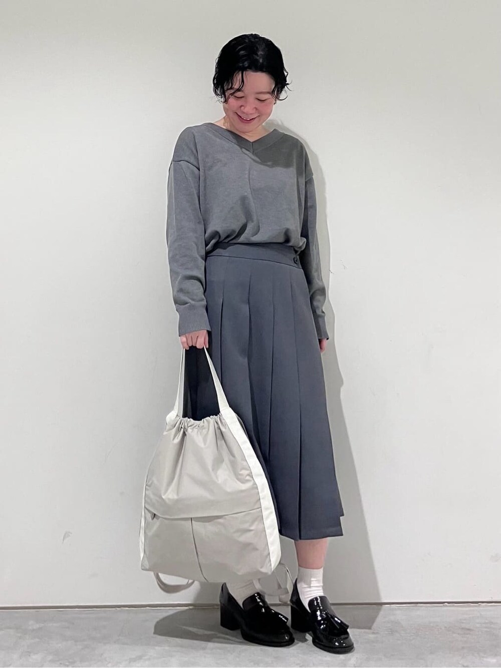 グレー系のバックパック/リュックを着用したレディースの冬コーディネートの4枚目の写真