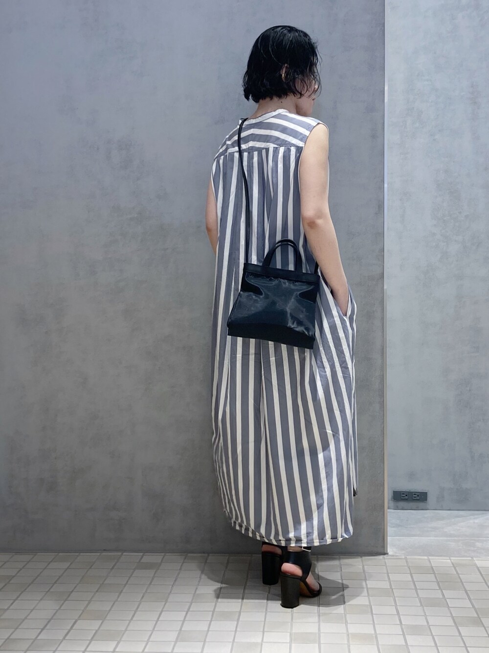 ブラック系のショルダーバッグを着用したレディースの春コーディネートの4枚目の写真