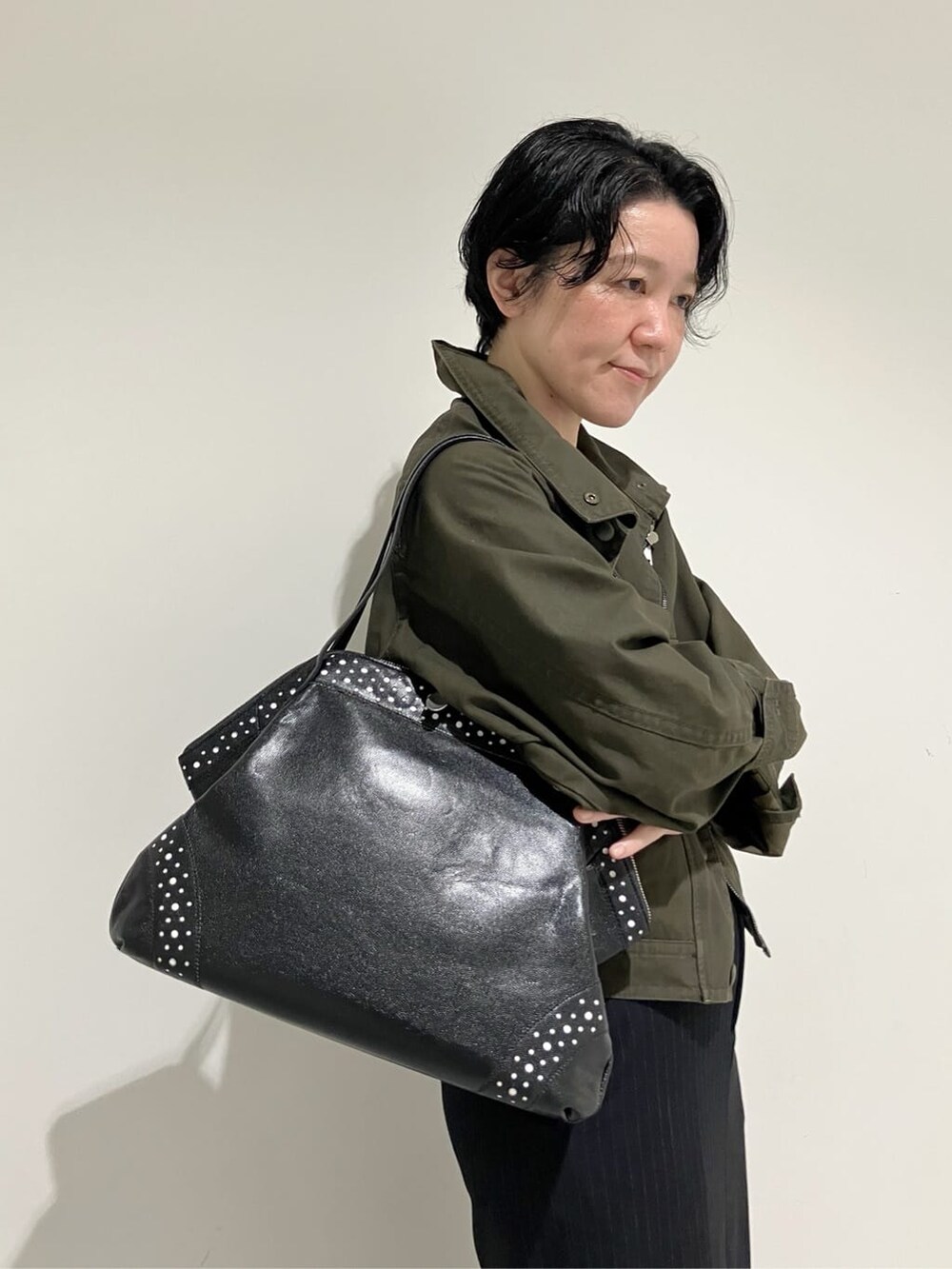 ブルー系のボストンバッグを着用したレディースの秋コーディネートの2枚目の写真