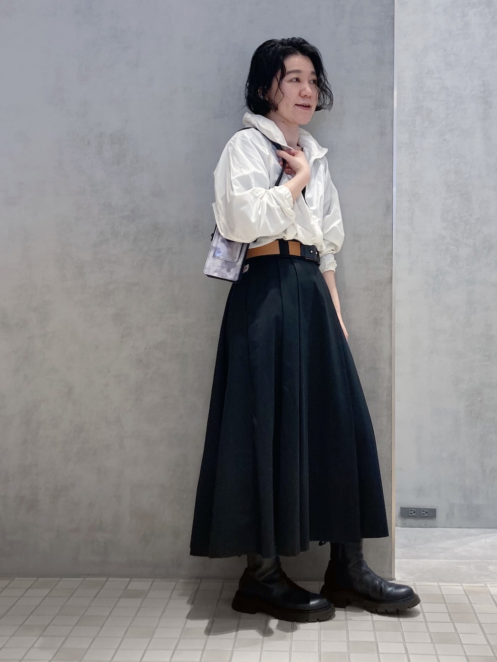 「スマホショルダー、スマホポシェット、HIROKOHAYASHI、HIROKO HAYASHI、ヒロコハヤシ、モノトーン、カジュアルコーデ、フレアスカート、スカートスタイル、シンプル、カジュアル、オトナカジュアル」｜「HIROKO HAYASHIのMARMO(マルモ)スマホポシェット（ショルダーバッグ、シルバー系）」を使った、mc_hhさん（レディース・156cm）の春コーディネートの3枚目の写真