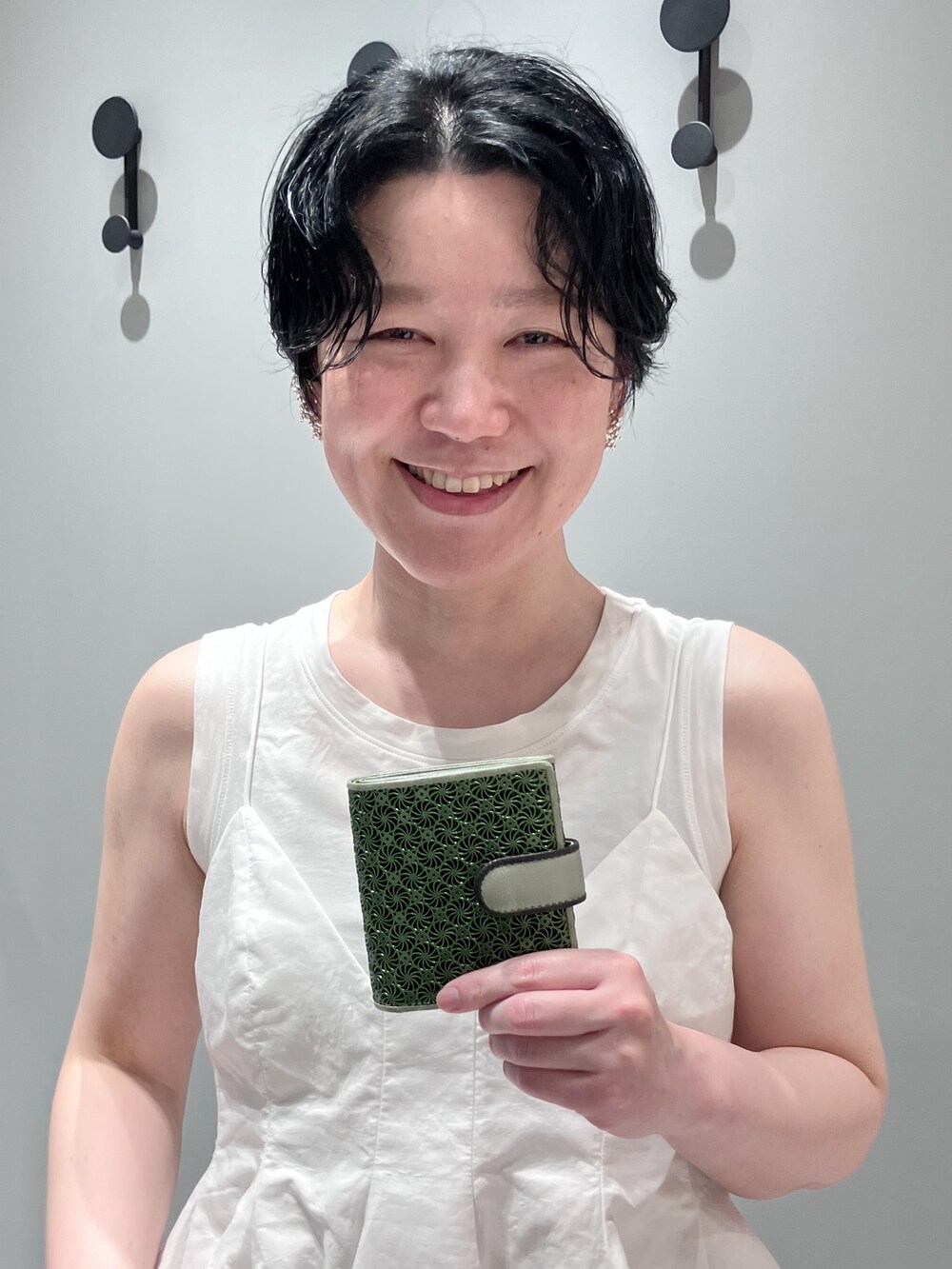 グリーン系の財布、グリーン系の財布、グリーン系の財布を着用したレディースの夏コーディネートの8枚目の写真