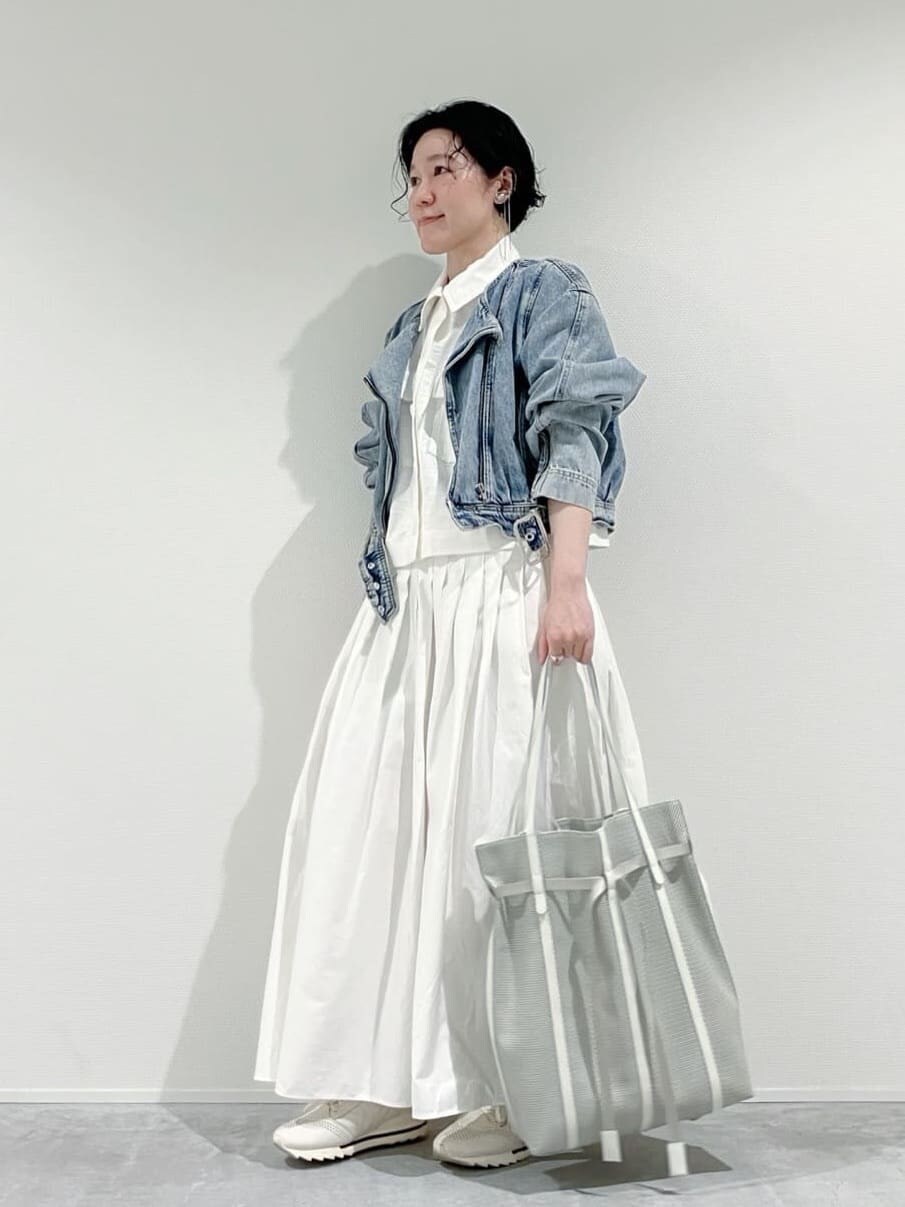 ブラック系のトートバッグ、ベージュ系のトートバッグ、ホワイト系のトートバッグを着用したレディースの夏コーディネートの4枚目の写真