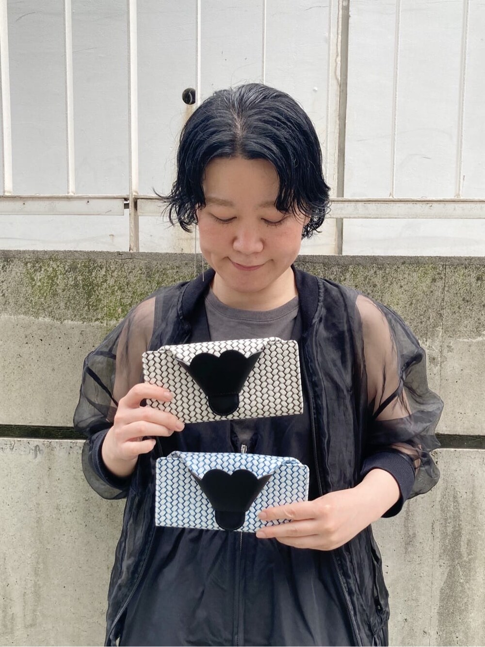 ブラック系の財布、ブルー系の財布を着用したレディースの夏コーディネートの3枚目の写真